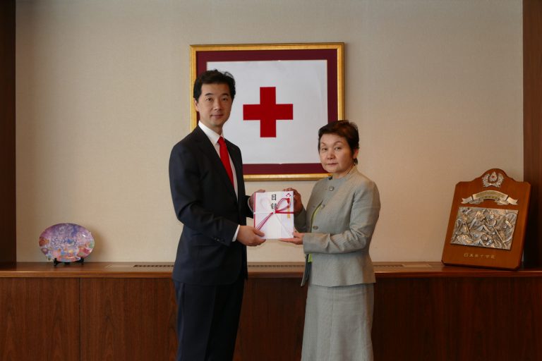 写真：日本赤十字社へ寄付金の目録贈呈